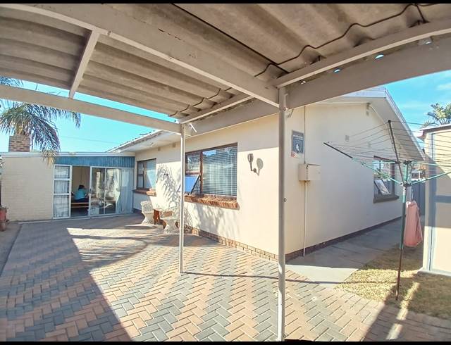 3 BEDROOM HOUSE FOR SALE IN WINDSOR PARK ESTATE